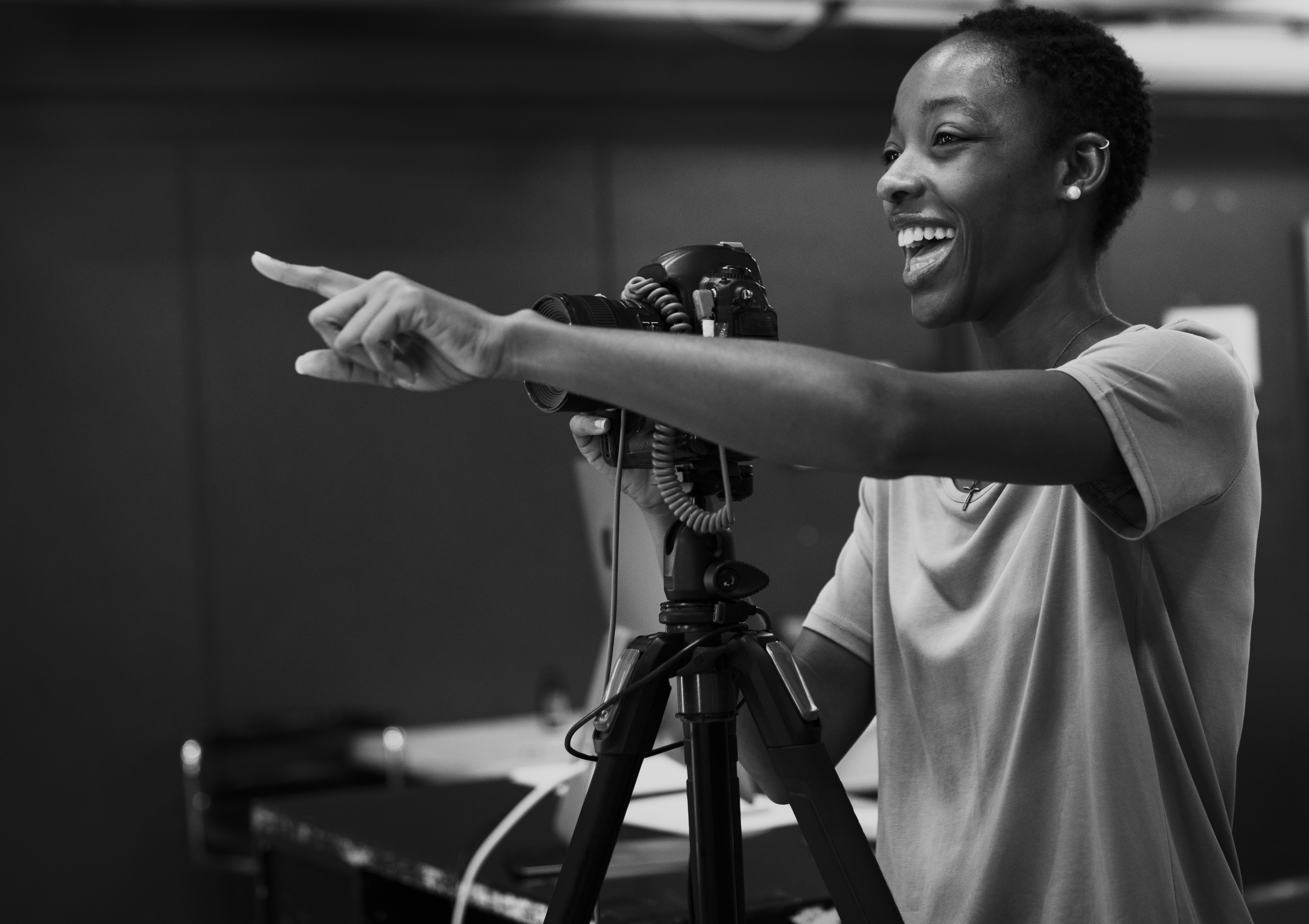 Photographe en studio donnant des indications